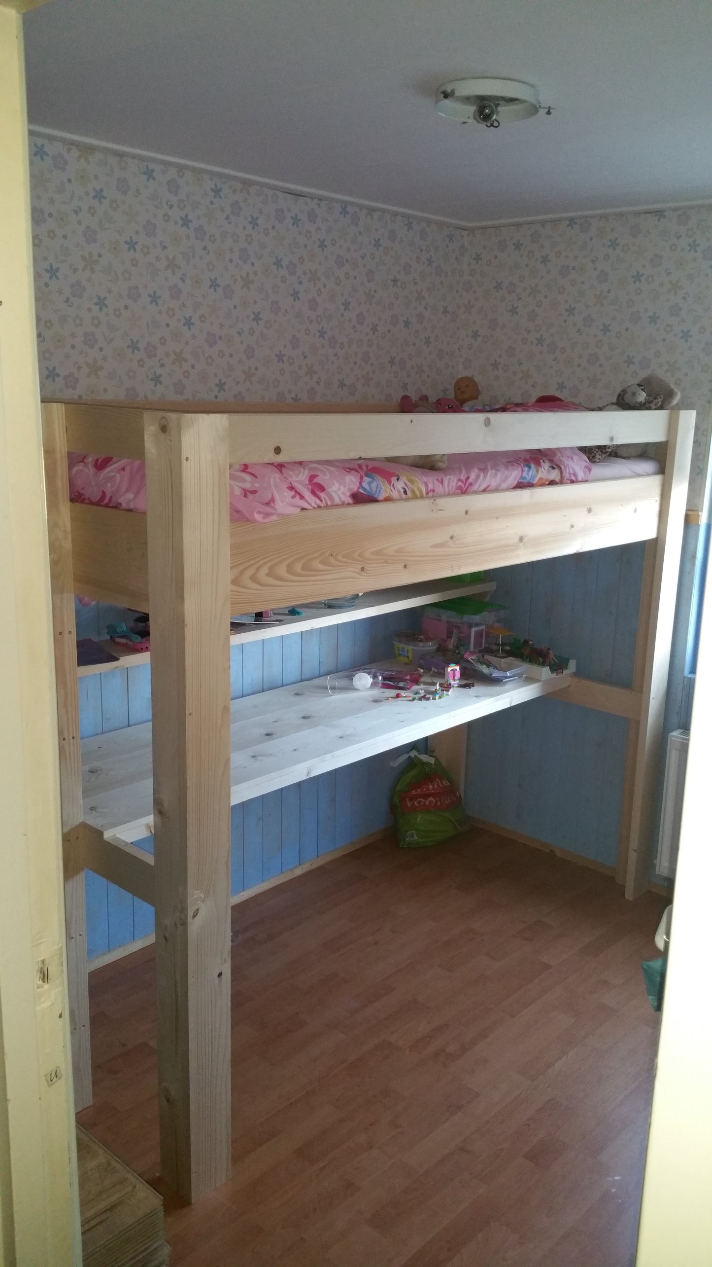 1 pers. Hoogslaper met bureau & boekenplank